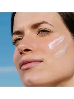 isdin fotoultra 100 active unify 1.webp